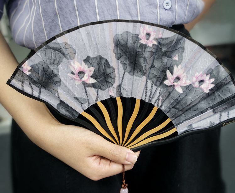 一把折扇,将女人的婉约展露无遗
