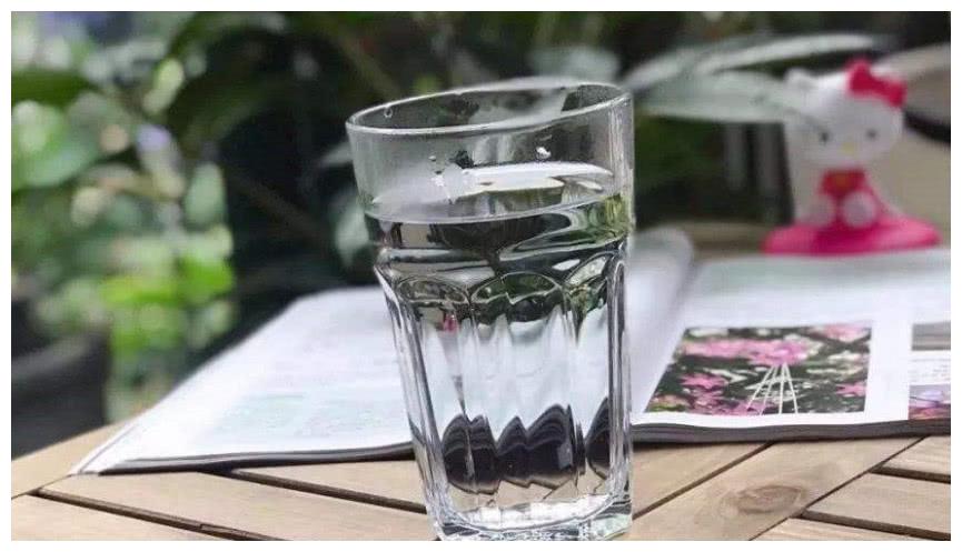 心理测试:装满水的杯子,你觉得哪个里面是酒?测你潜在人格如何