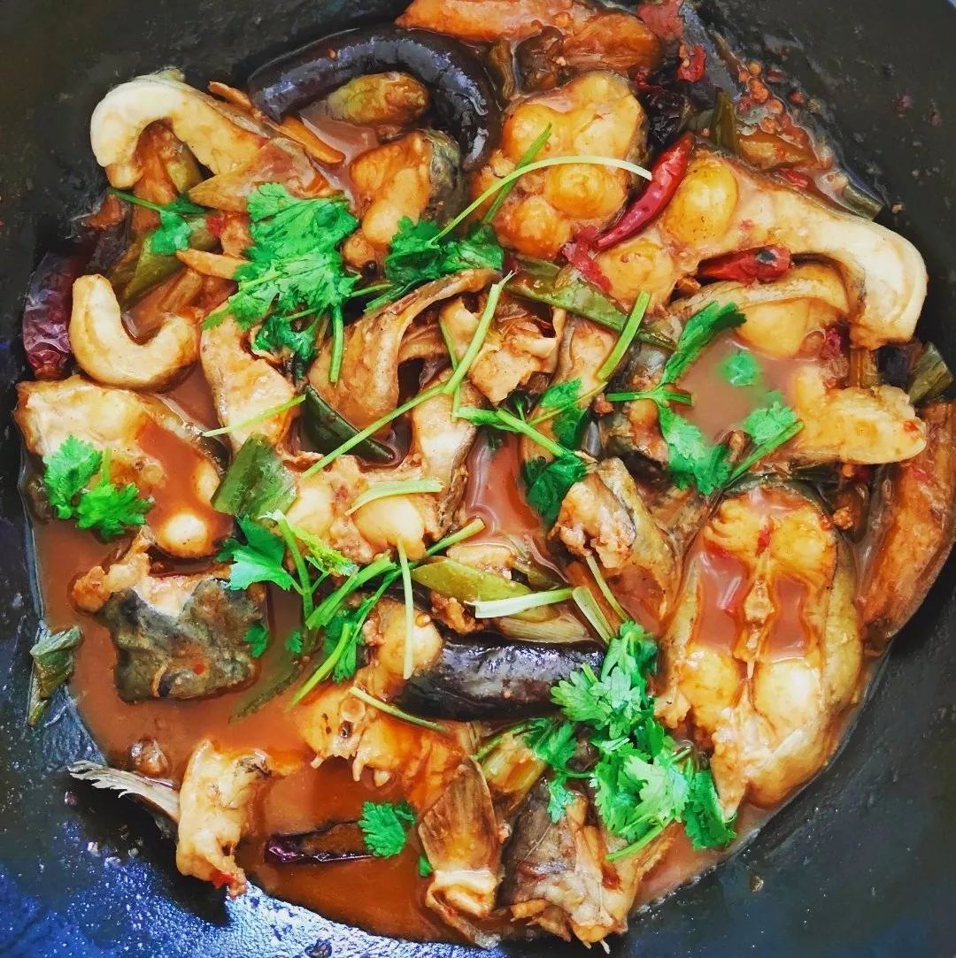 老铁们对此可有自己的一套规矩——小鸡炖蘑菇,排骨炖豆角,鲶鱼炖茄子