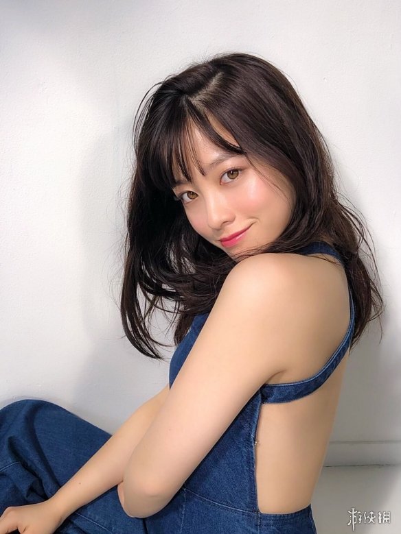 桥本环奈推特晒杂志美照 近距离美颜暴击杀伤力十足