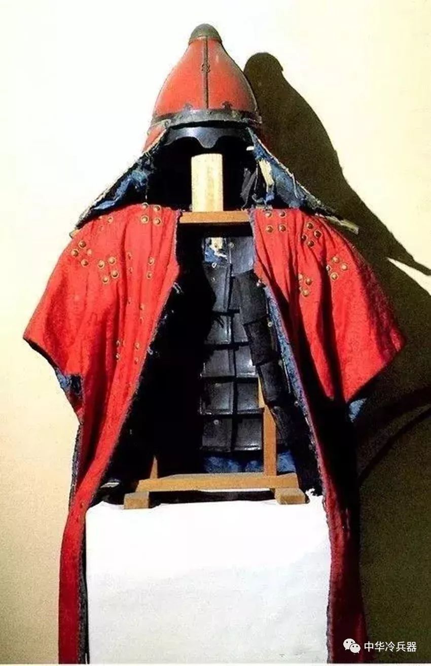 布面甲含两种形式,一种是外表是布面,里面是铁甲片的,称作暗甲中国