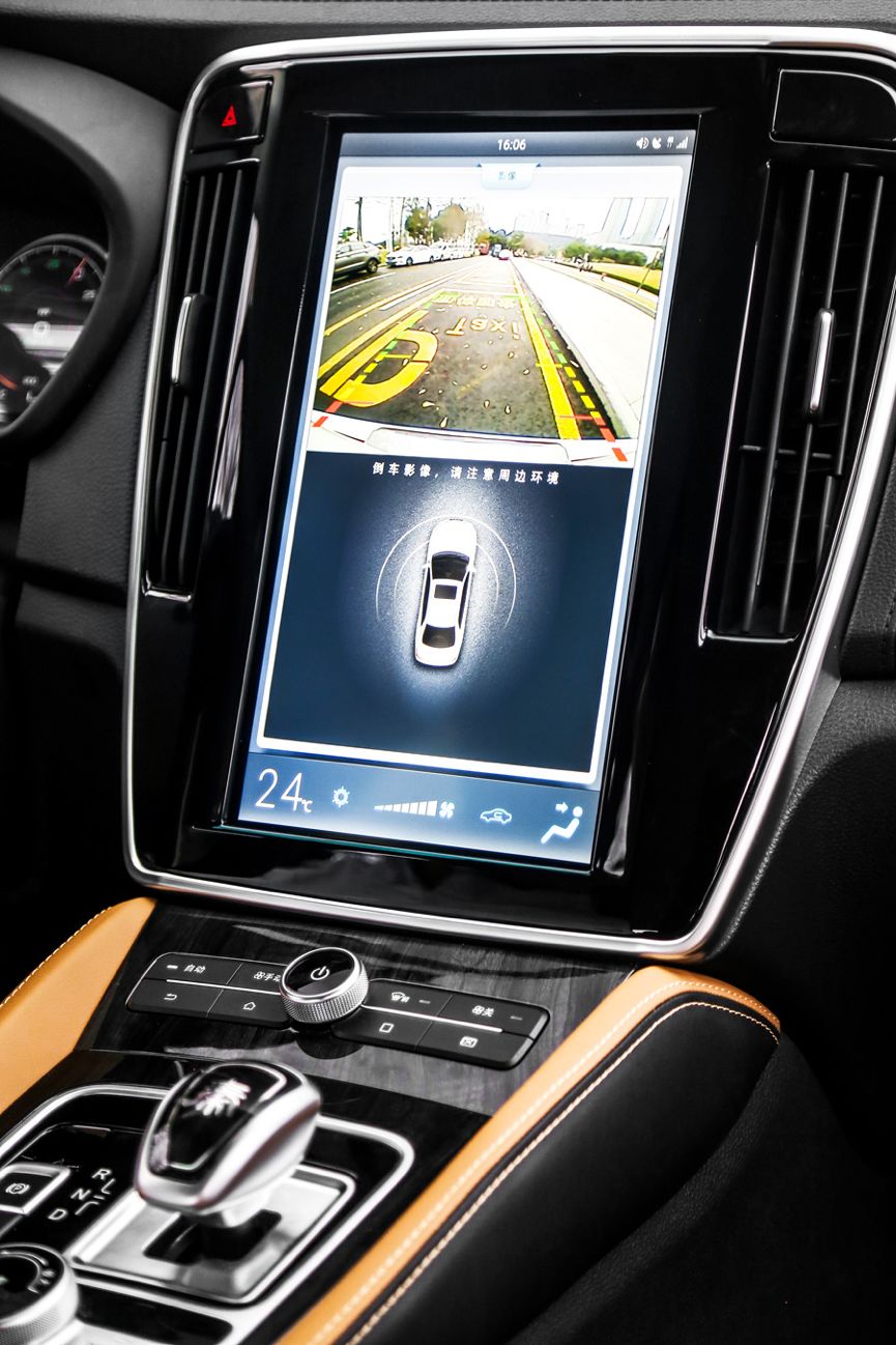 全系标配倒车影像,而且整体质感和清晰度还很不错.