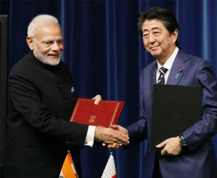 日本首相安倍晋三（右）和印度总理莫迪10月29日在东京签署双边本币互换协议。（《日本经济新闻》网站）