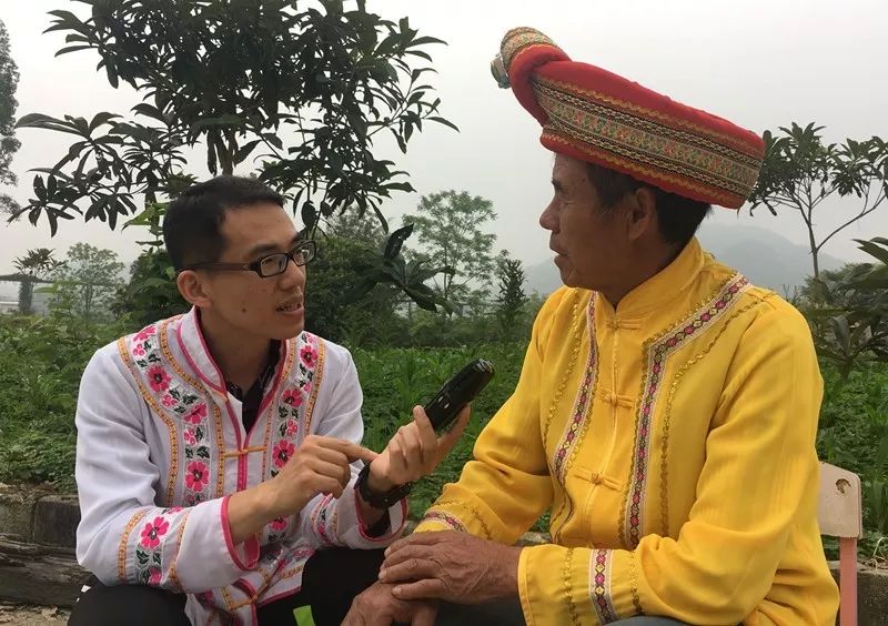 谢庆良说现在的年轻人都在忙着赚钱,忙着奔生活,都在说民族文化要继承