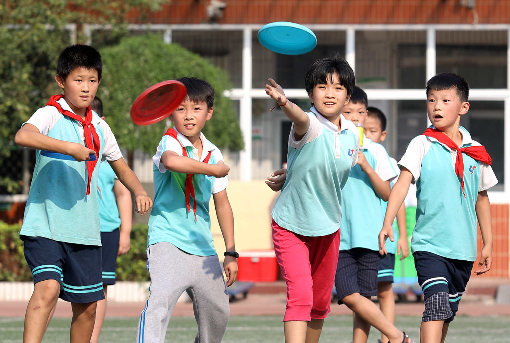 9月5日,在石家庄市桥西区振头小学,学生们在课后进行体育趣味活动.