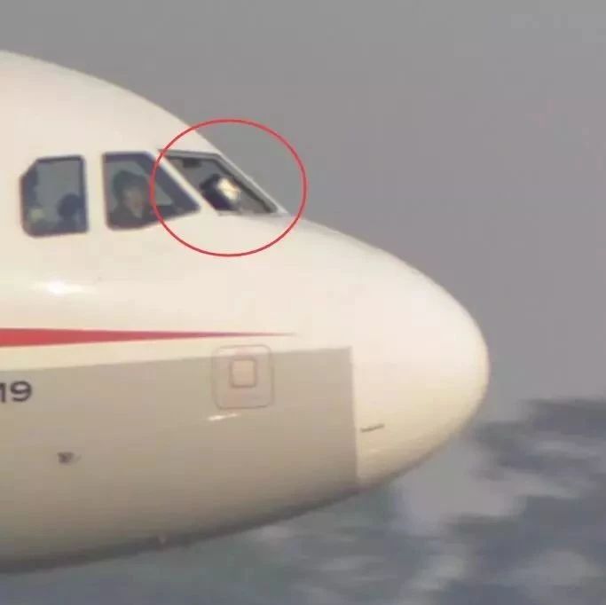 万米高空机窗脱落 川航客机今晨迫降成都 乘客