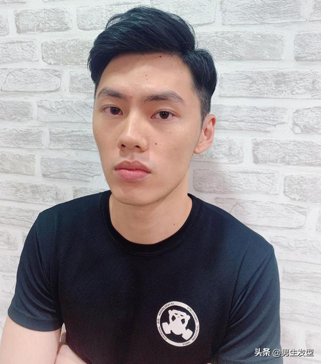 像这样的刘海偏分发型,先分出界线,然后往两边梳,一侧的头发不用翻