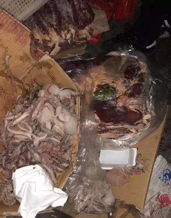 馒头发霉,冷冻肉长毛:这所小学食堂,刷新了人的底线!|供应商|发霉|食