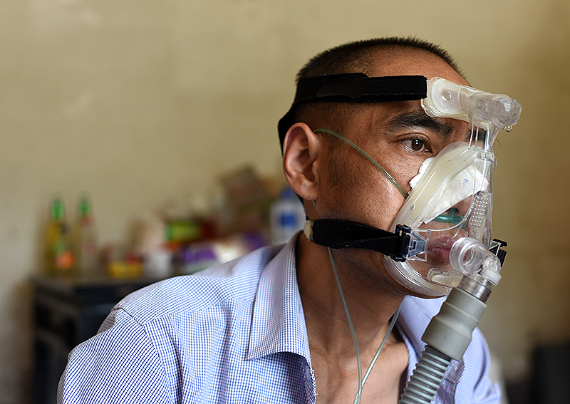 尘肺病农民生存图景顶梁柱倒了熊猫医生快来救爸爸