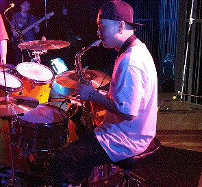 录音间隙,会吹街鞒米抛约合嗷酱ε,时不时的还与我们的工作人员