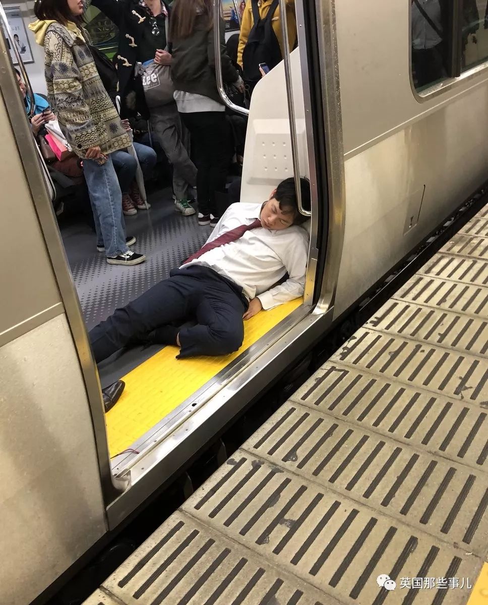 这些醉倒街头的上班族