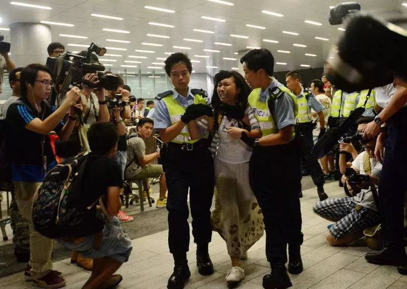 6月14日，因占领香港立法会被警方带走的年轻示威者（来源：香港星岛日报）