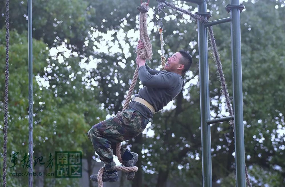 单杠曲臂悬垂,你能做几个呢?武装五公里,究竟谁是"王者"?耐力!毅力!