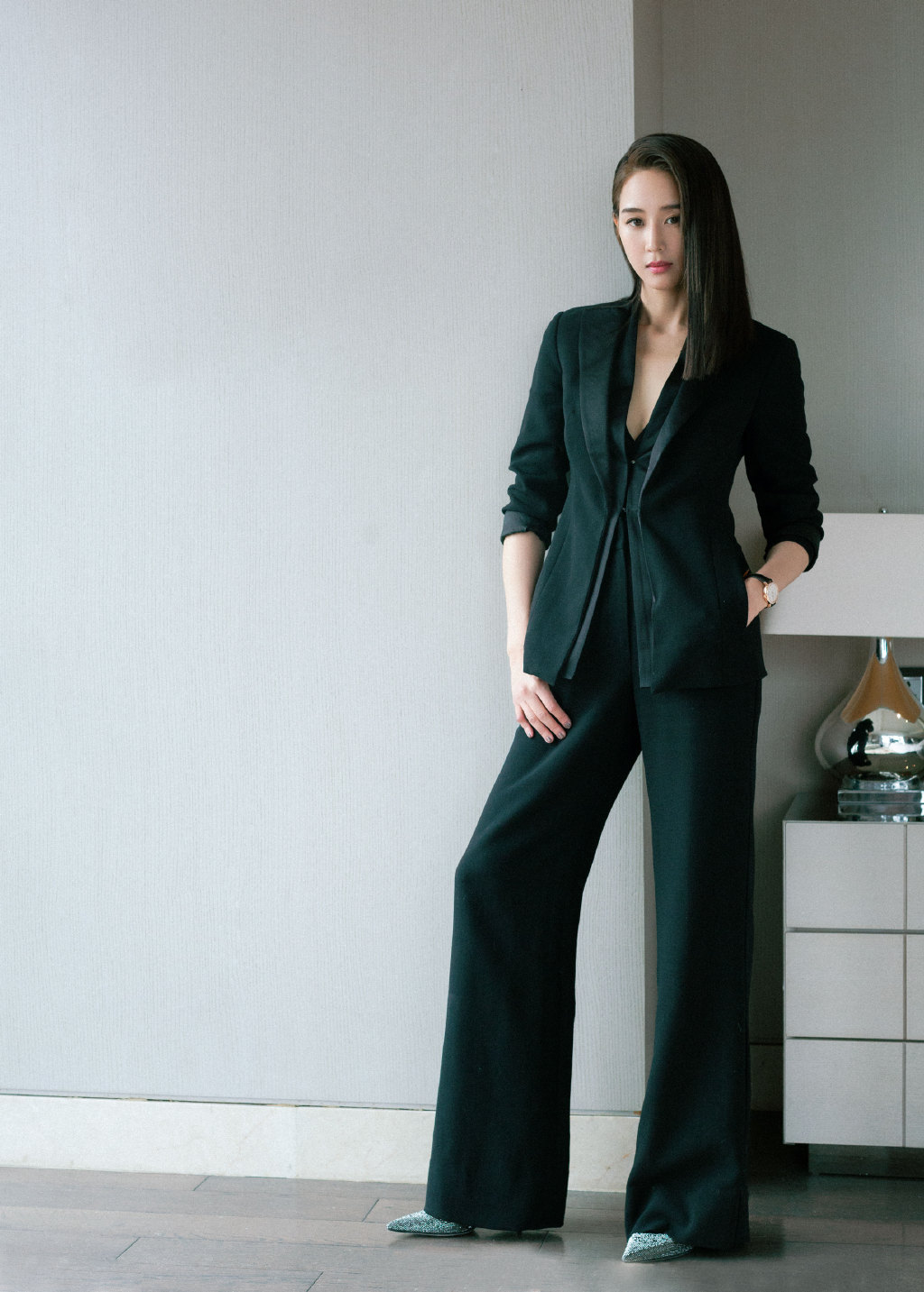 张钧甯好高调,穿上3万5的v领西装配亮钻高跟鞋,坐姿霸气满分