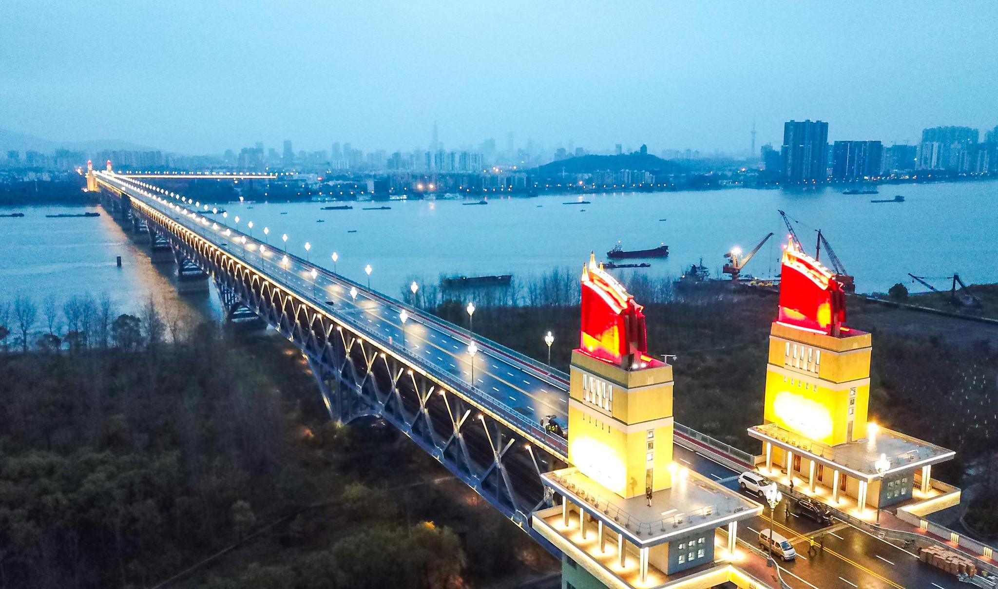 刚刚南京长江大桥全线亮灯你知道天堑飞虹背后的故事吗
