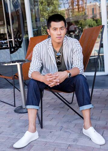 《龙虾刑警》主演王铮曝街拍 自信笃定彰显型男魅力