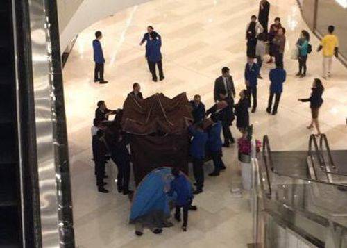 环贸跳楼:上海环贸一名男子跳楼身亡 砸伤楼下两名女子(图)