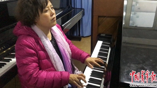 调音师陈燕在弹奏钢琴.中国青年报·中国青年网见习记者张艺/摄