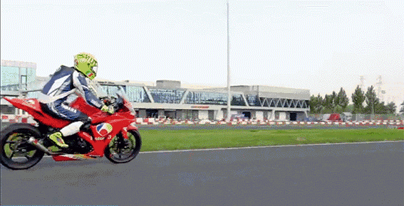 "机车弯道超车"被拍得好专业,完美定格最酷一秒,高清与质感并存.