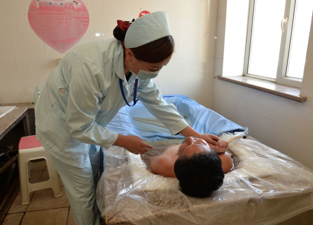海省藏医院的曼尧（药浴助理）正在进行药浴操作和护理。文化和旅游部供图