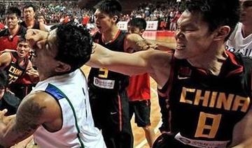 中国男篮打架王,连续勾拳有拳王范,打得对手抱