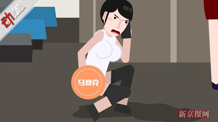 实拍飞机加油不能上厕所匈牙利女子直接在过道小便