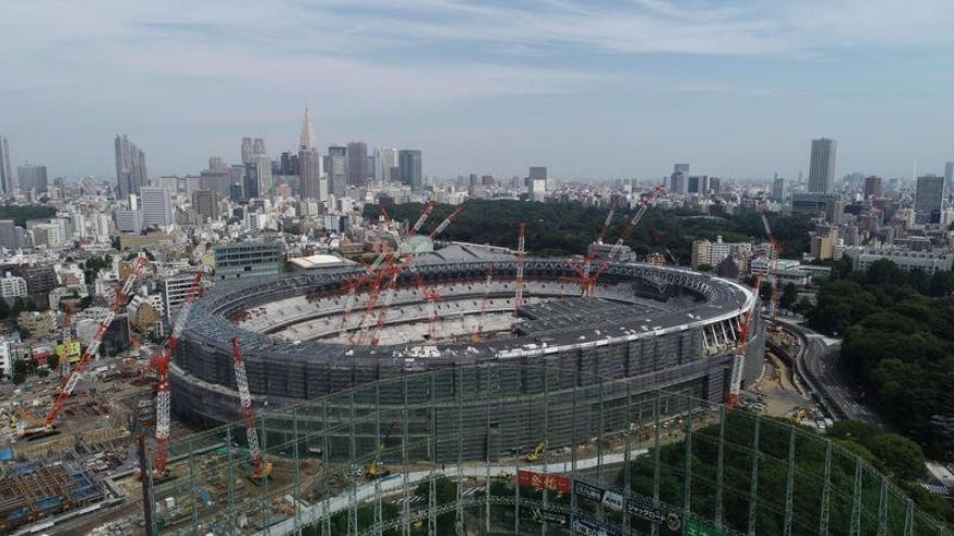 主会场的设计因为预算改了又改,第一版会徽涉嫌抄袭.