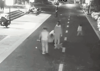 男子遛狗不拴绳,还把保护孩子的妈妈按在地上打!-图片10