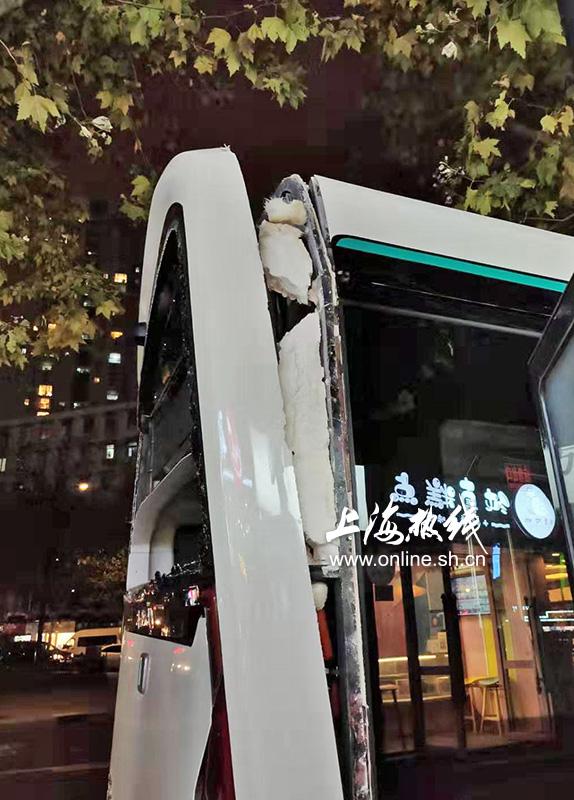 上海公交撞倒图片