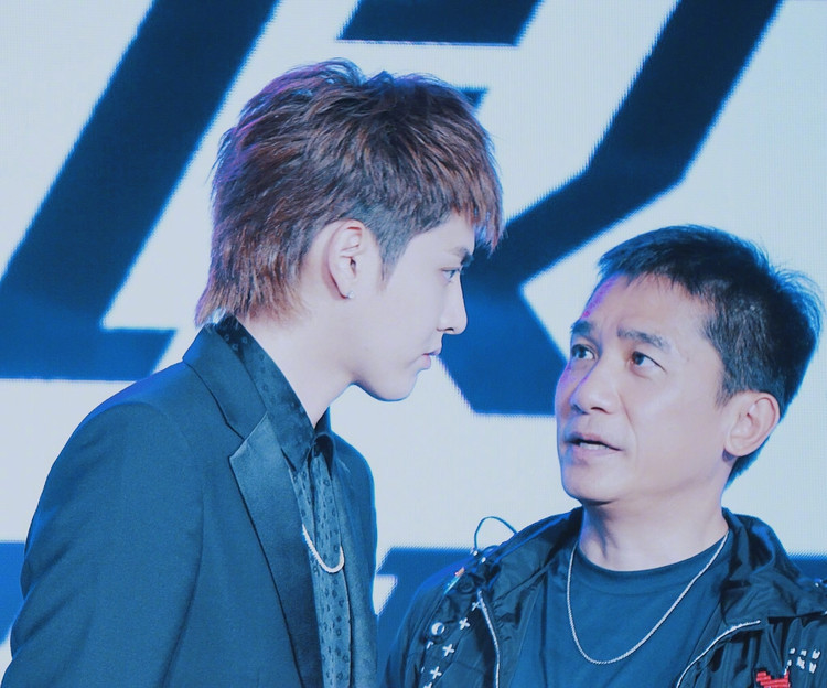 梁朝伟也会卖萌了?戴白色毛绒手套现场同吴亦凡,唐嫣学花式比心