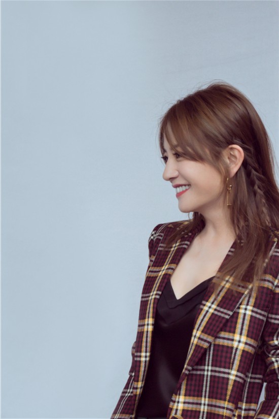 赵薇干练风格写真曝光 目光坚定笑容自信