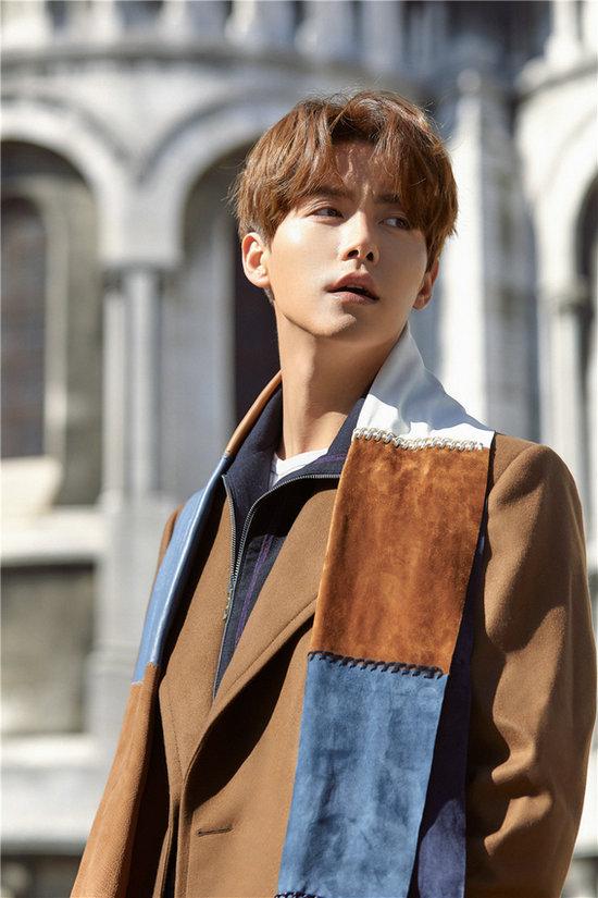 马天宇 巴黎街头尽展绅士魅力|马天宇|绅士|呢子_新浪新闻