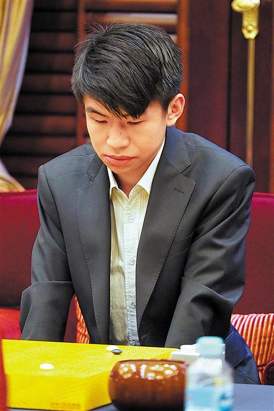 范廷钰九段(右图/视觉中国资料照片)中盘击败日本队副将一力辽八段