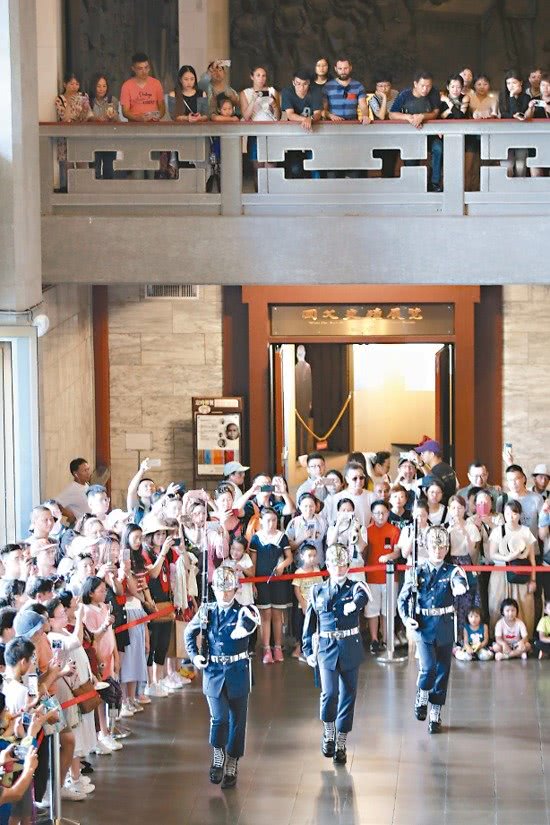 大陆游客在国父纪念馆观看仪队交接仪式/图源：联合报