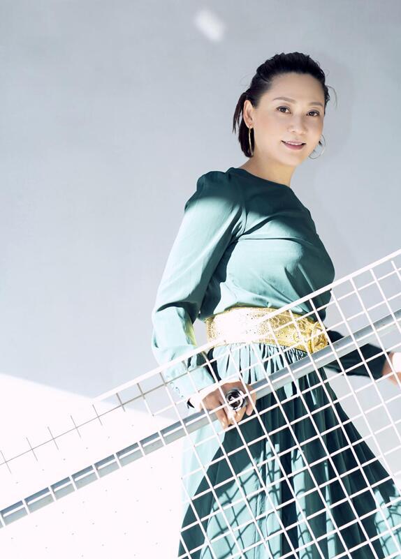 演员潘婕受邀电影《那些女人》首映礼,墨绿长裙华丽优雅