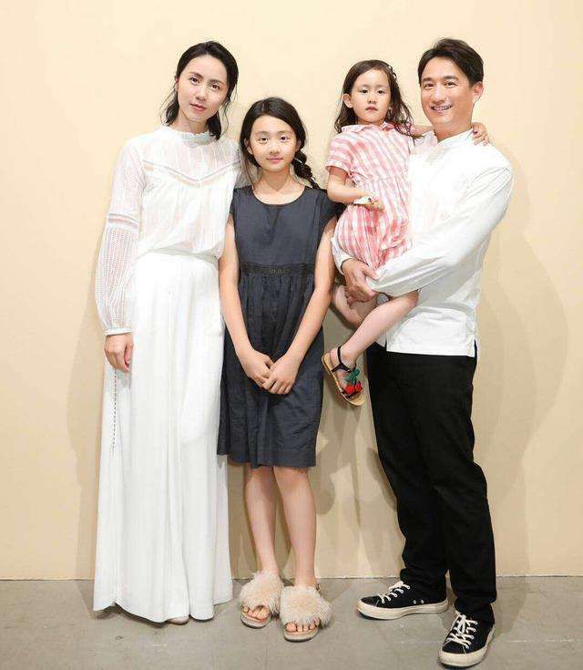 黄磊大女儿多多抢镜刷屏:为什么穷养富养都不如用爱养出的孩子?