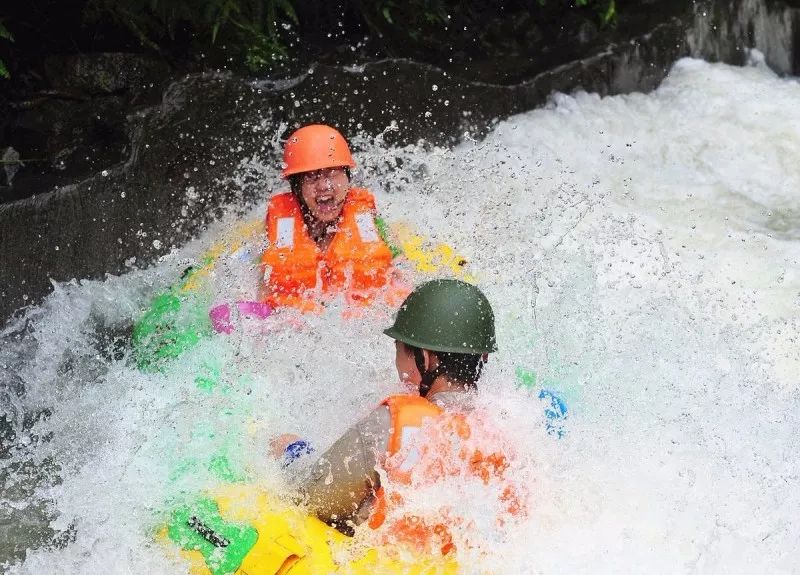 挑战自我,挑战极限~ 地址:湖南省浏阳市古港镇皇龙峡景区 龙泉漂流