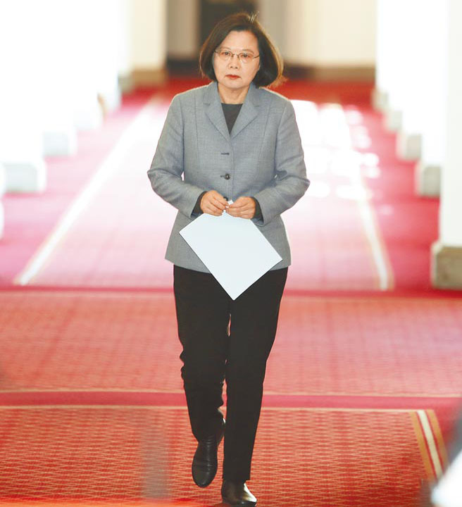 台民众不满蔡英文两岸政策 支持统一率