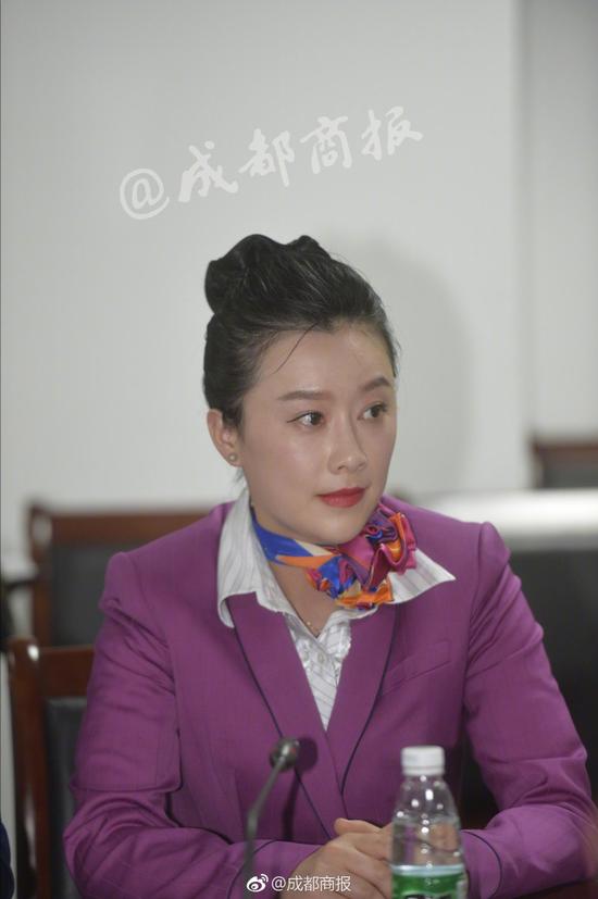 川航备降航班机组亮相 机长和90后副驾驶长这样