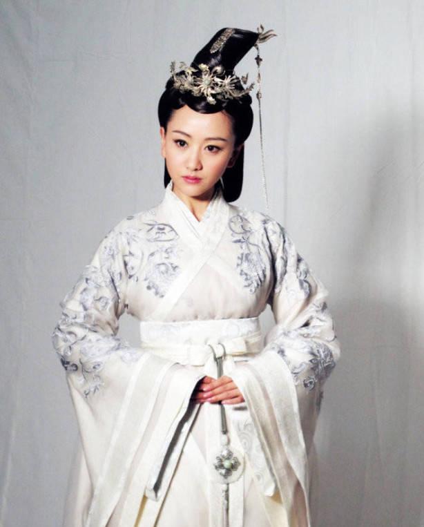古装冲天髻发型,谁给你的印象最深刻呢?林青霞很英气了!