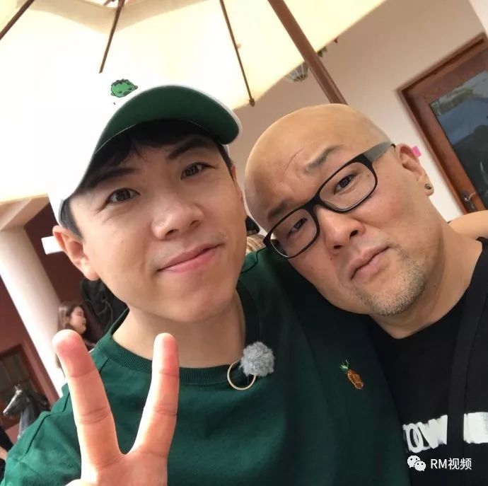 tiny哥ins更新与rm成员合照