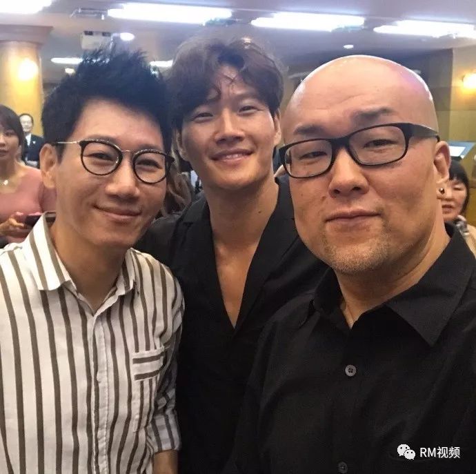 tiny哥ins更新与rm成员合照