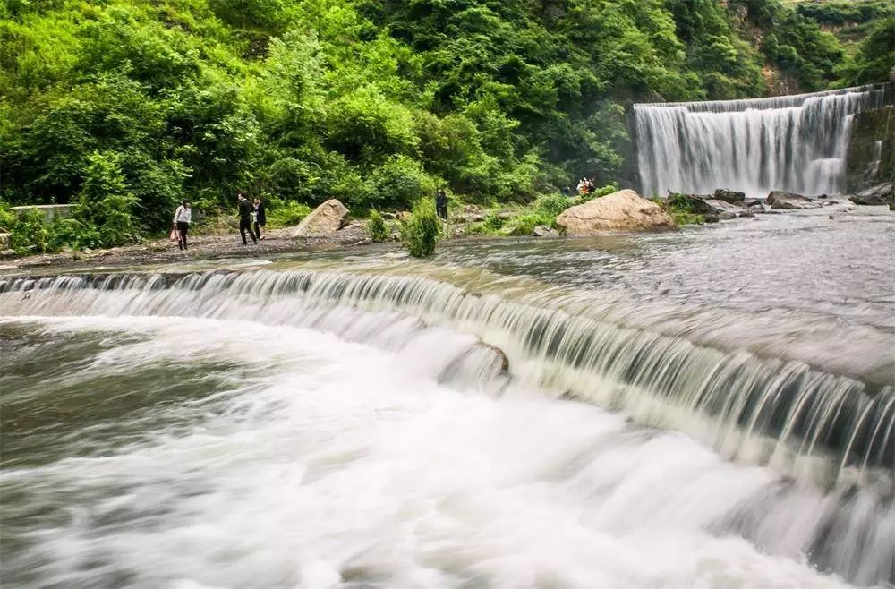 乌溪生态避暑山庄的瀑布位于大方县黄泥塘镇,这条瀑布虽然没有飞流直