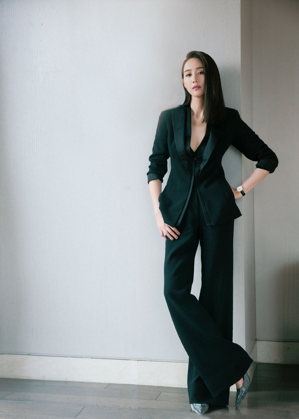 张钧甯好高调,穿上3万5的v领西装配亮钻高跟鞋,坐姿霸气满分