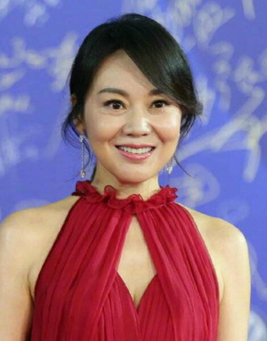闫妮的身材还是很苗条,但是脸上的苹果肌看起来有点儿僵硬,光是照片都