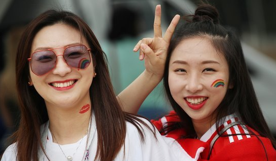 瑞典女球迷"剑指冠军"