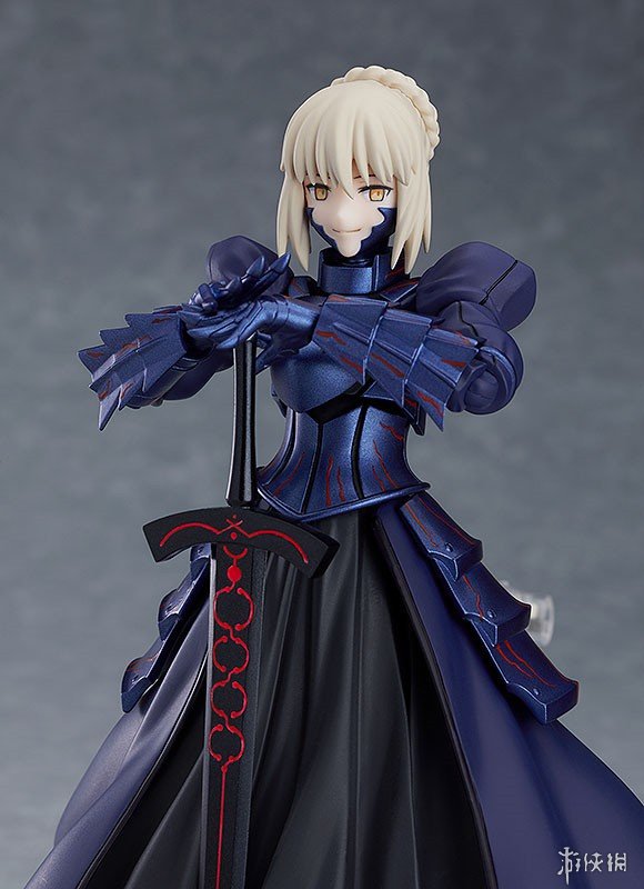 《fate》黑saber可动手办 妹子手持大剑表情丰富!