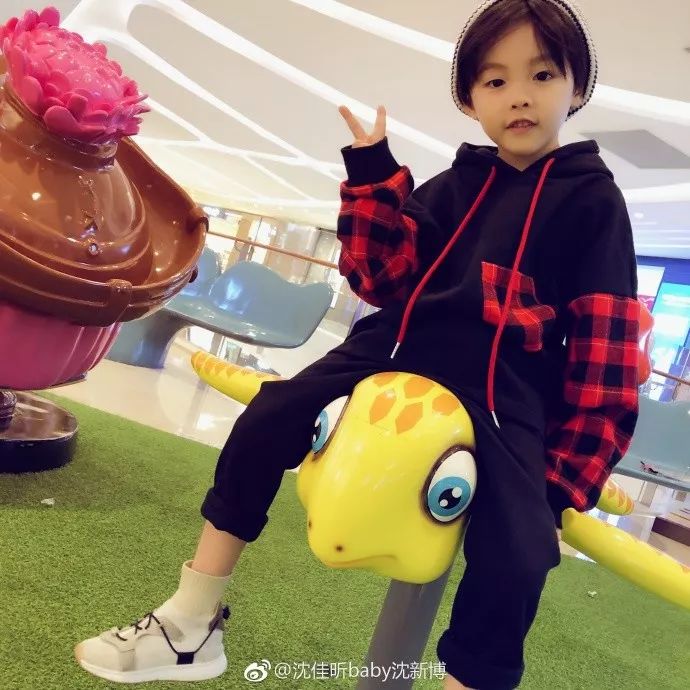 沈新博他们是来自中国潮州的一对小兄妹哦两个萌宝的逆天颜值随意感受