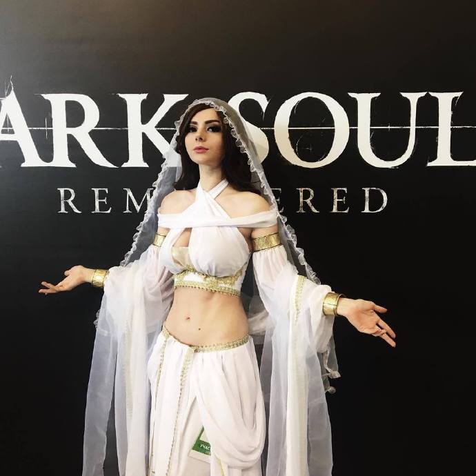 美女cos《黑暗之魂》太阳公主 傲人大胸让人挪不开眼