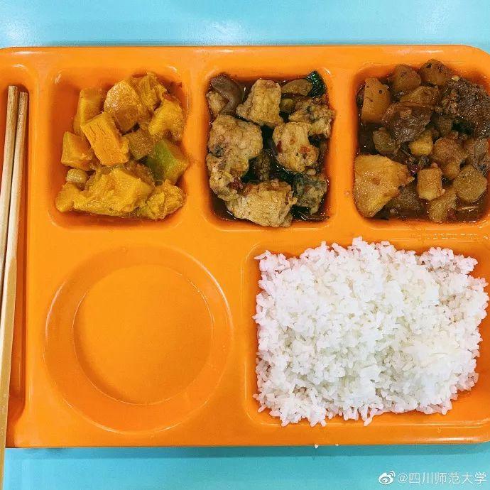 高校食堂"救命饭"火了 便宜到吓人,排长队